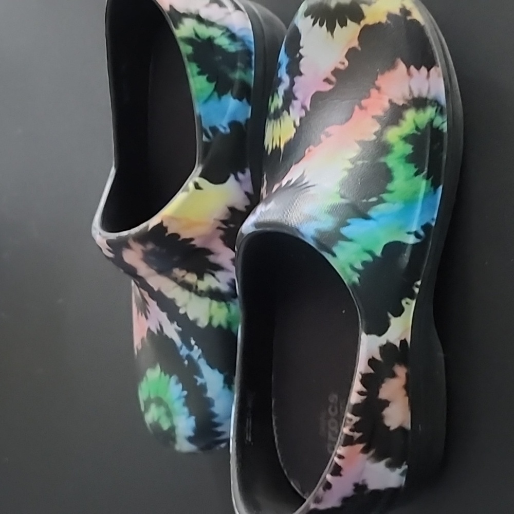 CROCS Women's Tie-Dye Slip-On Clogs - Black Multicolor - Picture 4 of 9